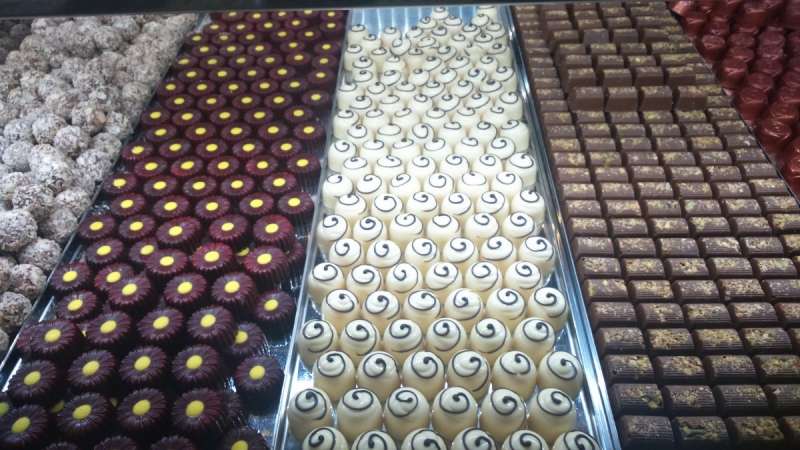 vente-HYERES-min_chocolates_milk_chocolate_white_chocolate_truffles_candy_food_treat_cacao-1213769