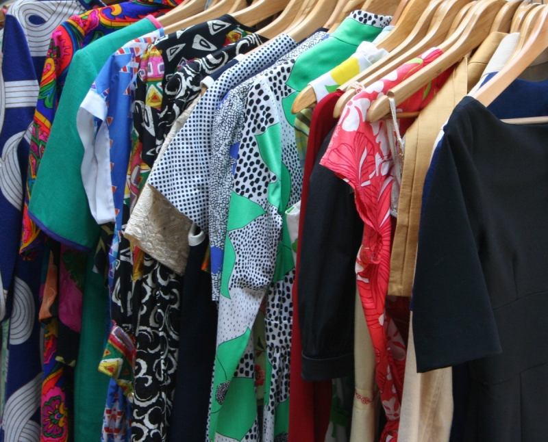 vente-HYERES-min_dresses_apparel_clothing_clothes_clothes_hangers_wooden_hangers_retail_shop_closet-1149845