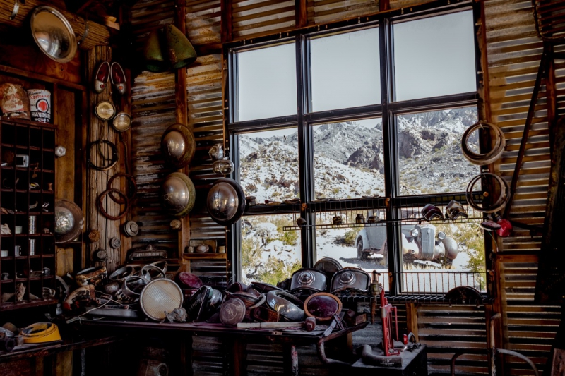 vente-HYERES-min_shop_window_part_junk_abandoned-138873